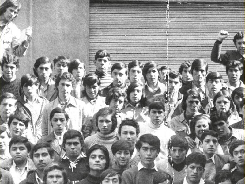 Fragmento de una fotografía y portada del libro "Viaje a las Estepas. 100 Jóvenes Chilenos varados en la Unión Soviética tras el Golpe" de Cristian Pérez.