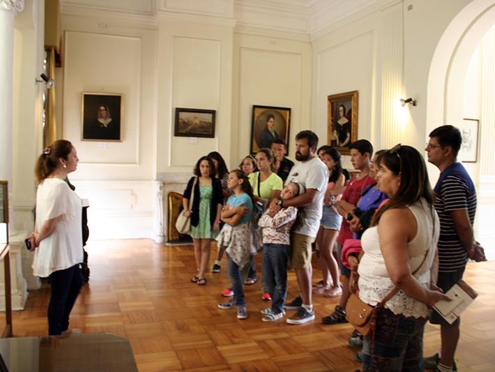 Visita guiada por el Museo Histórico Gabriel González Videla, a cargo de la funcionaria Marjorie Saavedra.