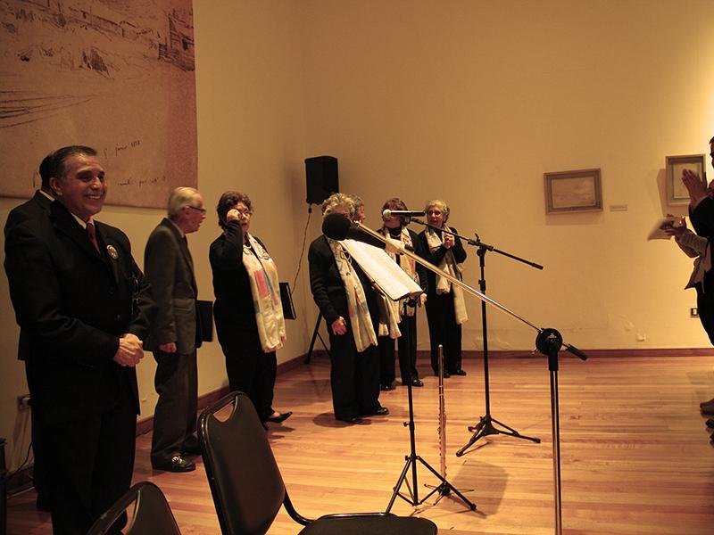 Coro María Elena Carmona de La Serena al término de una presentación.