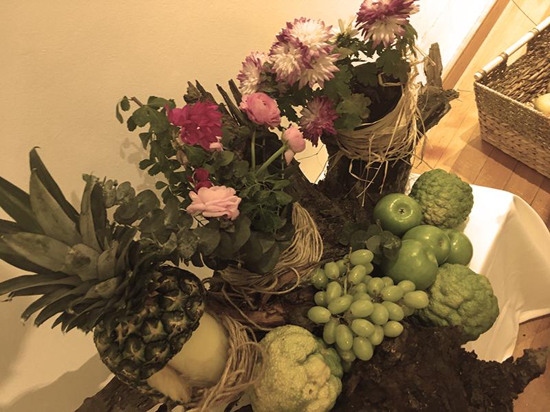 Arreglo de flores y frutas en la exposición “Primavera de Antaño”