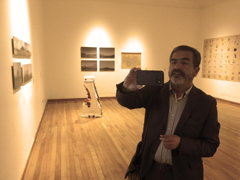 Robinson Hernández visitando la exposición Coordenadas de Independencia