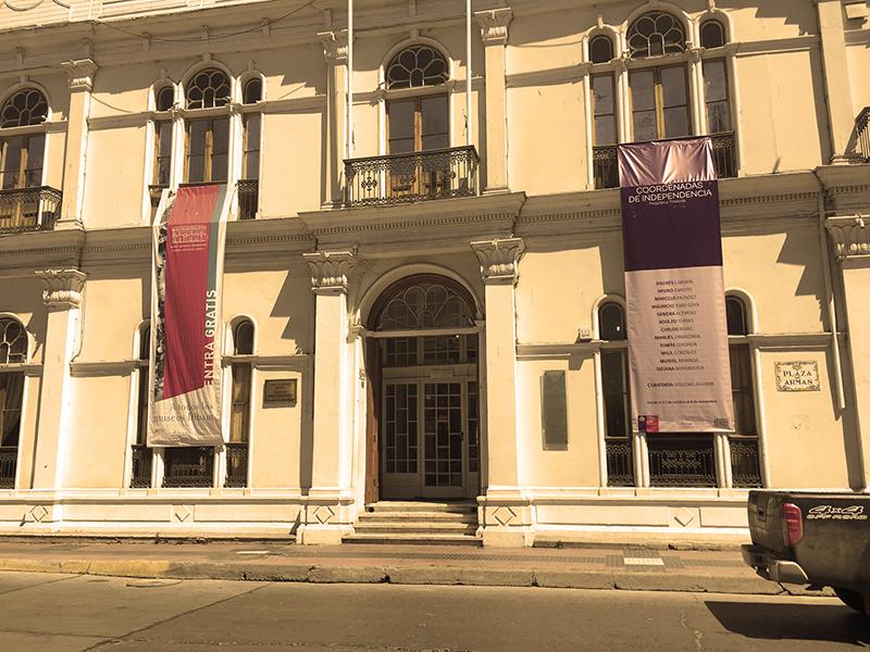 Fachada del museo con el pendón de la exposición Coordenadas de Independencia
