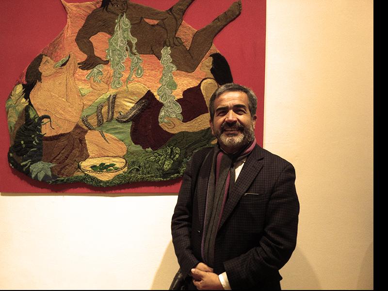 Robinson Hernández en la exposición “Color, Textura y Trascendencia del Valle de Elqui”.